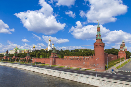 莫斯科，俄罗斯，在 2014 年 7 月 26 日。克里姆林宫和 kremlevskaya 路堤的莫斯科河从大 moskvore