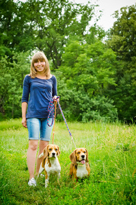 比格犬的女人