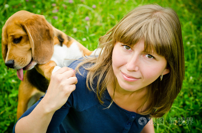 比格犬的女人