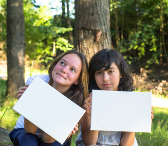 两个女孩抱着干净白板纸