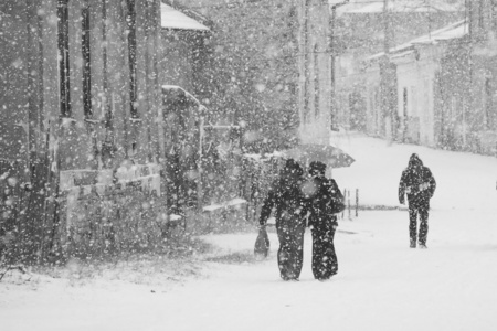 下雪景观与路过的人图片