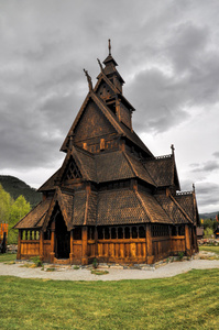 高尔在挪威的木制教堂里