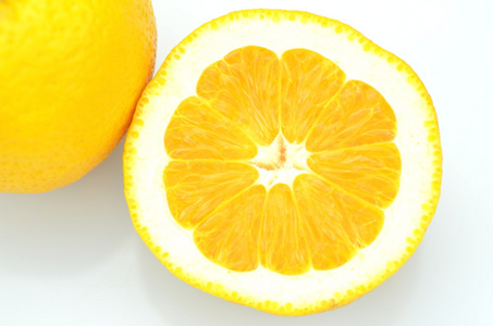 在白色背景上孤立的成熟多汁橙