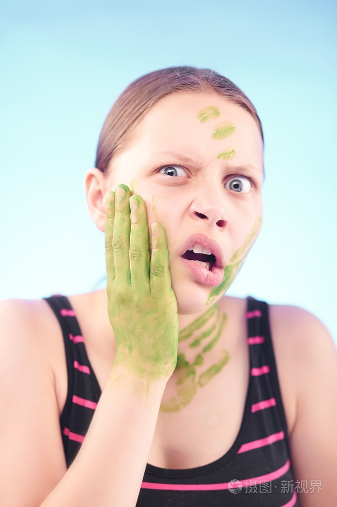 脏的青少年女孩做鬼脸