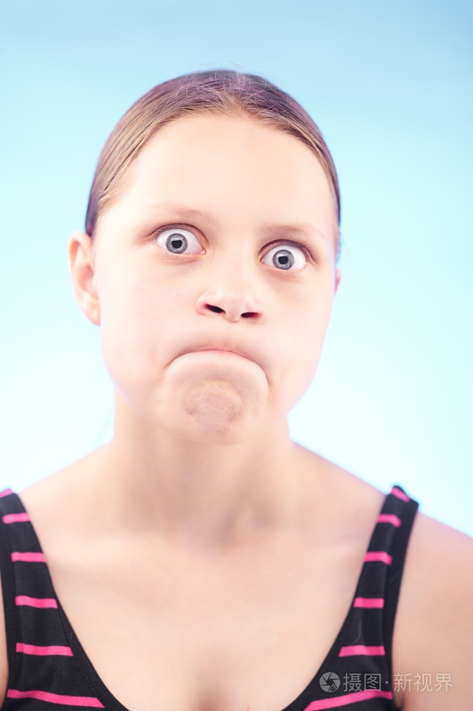 十几岁的女孩做鬼脸