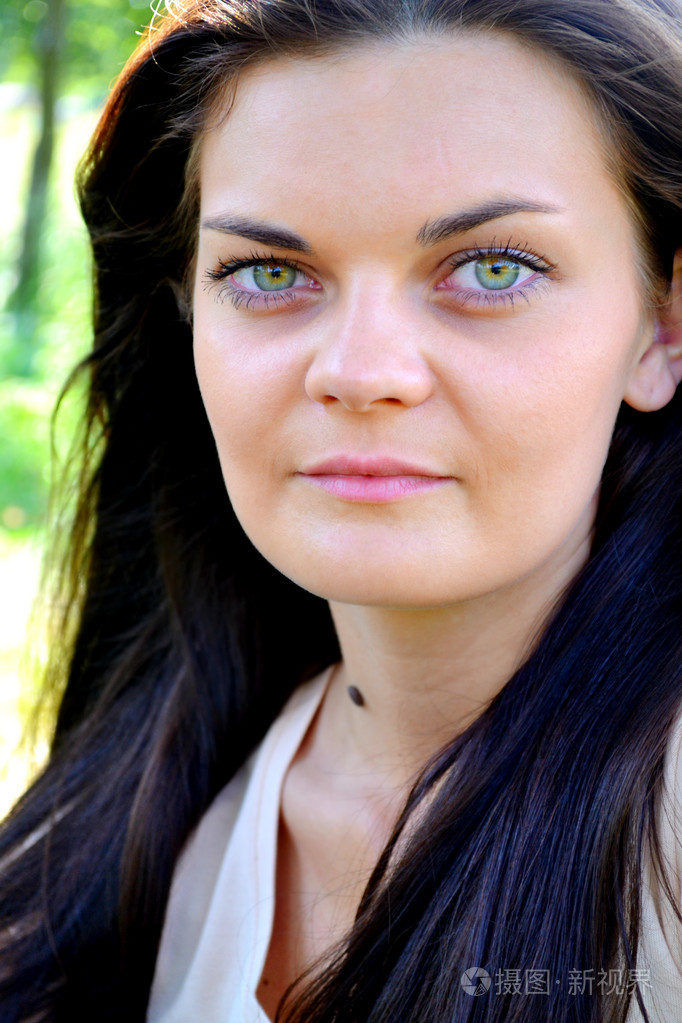 年轻, 美丽的黑发女人,与明亮的绿色眼睛照片-正版商用图片1g9vir-摄