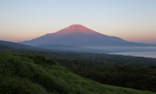 红颜色的富士山