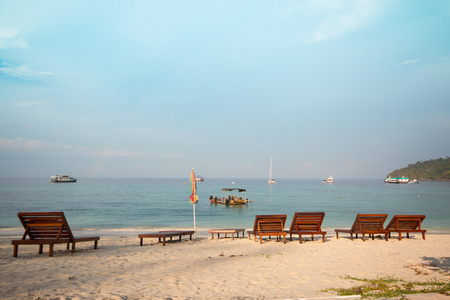 沙滩椅伞与美丽的海滩上有阳光的日子
