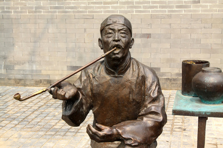 老男人吸烟管图片