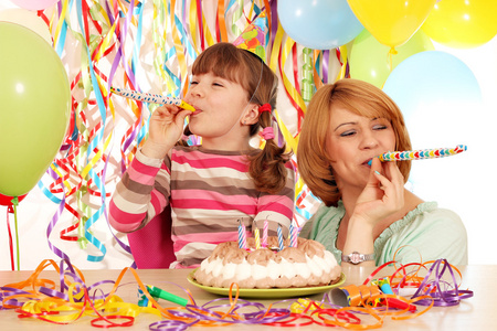 幸福的女儿和母亲在生日聚会上