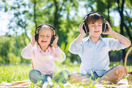 儿童享受音乐