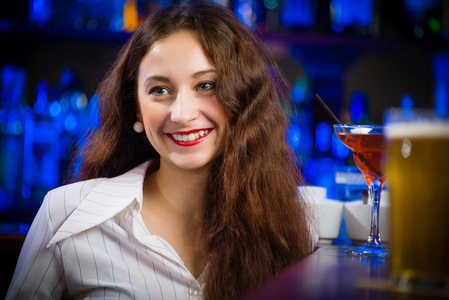 年轻女子在酒吧