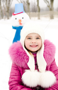 微笑的小女孩，用雪人的肖像