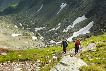 母亲和儿子在山里徒步旅行