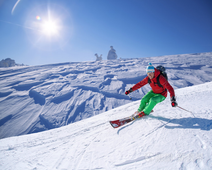 在阳光明媚的日子在高山滑雪的滑雪者照片-正版商用图片1ga5l2-摄图新