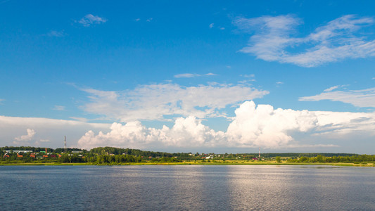 全景夏天河景观