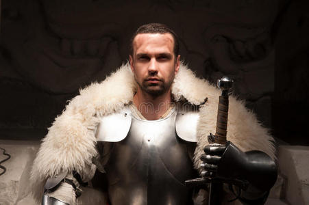 中世纪战争穿着盔甲和毛皮披风的中世纪战士照片
