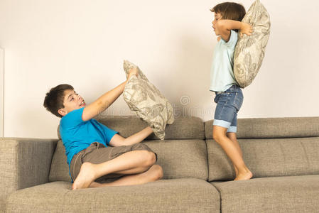 孩子们一起用枕头打架