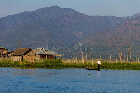 缅甸因勒湖缅甸划腿漂浮村渔民