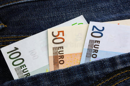 牛仔裤口袋里的欧元