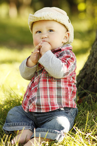 戴牛仔帽的小男孩在大自然中玩耍