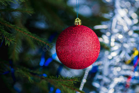 挂在圣诞树上的红色装饰球