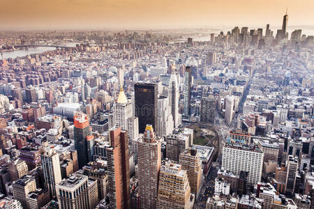 鸟瞰日落时的曼哈顿天际线，纽约市