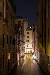 威尼斯夜间的狭窄运河