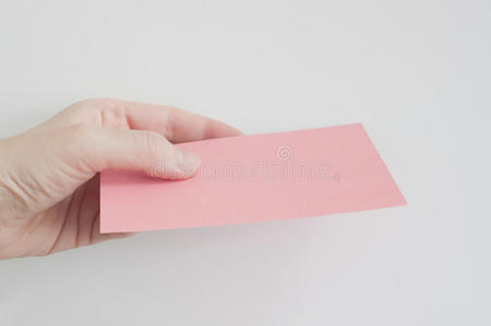 商人的手拿着一张粉红色的纸