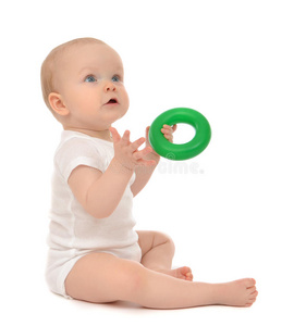 幼儿抱着绿色圆圈玩耍