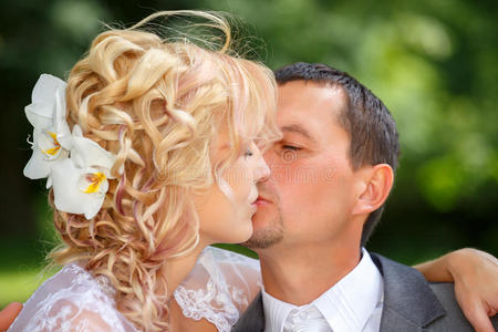 年轻漂亮的新婚夫妇接吻