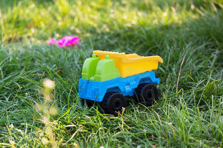 明亮的塑料车在草地上