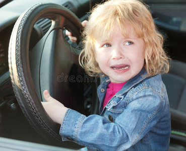 心烦意乱的小女孩在车里哭