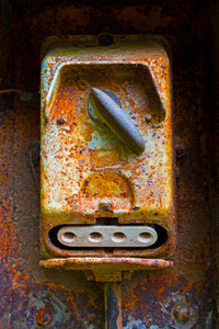 生锈的铁壁上的旧电器开关