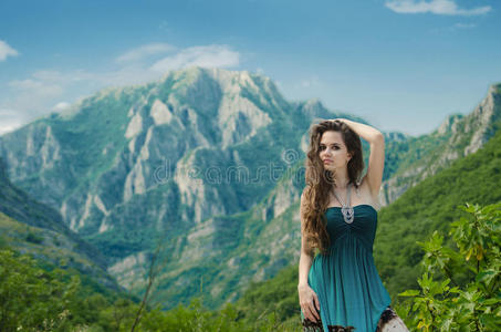美丽的女孩在户外欣赏大自然的山景。是