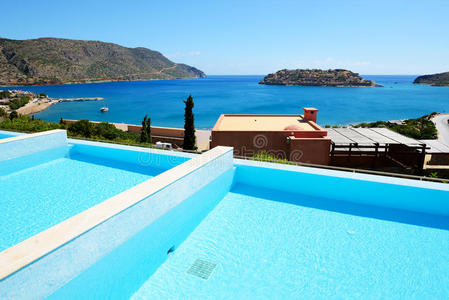 豪华酒店的游泳池，可欣赏斯宾隆加岛的景色