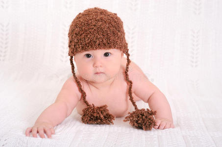 可爱的小宝宝戴着有趣的棕色帽子
