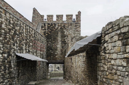 在tsarevets要塞的围栏和入口的内部