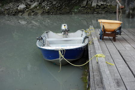 一艘简单的船停靠在斯图尔特游艇俱乐部。
