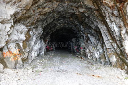 矿井入口危险图片