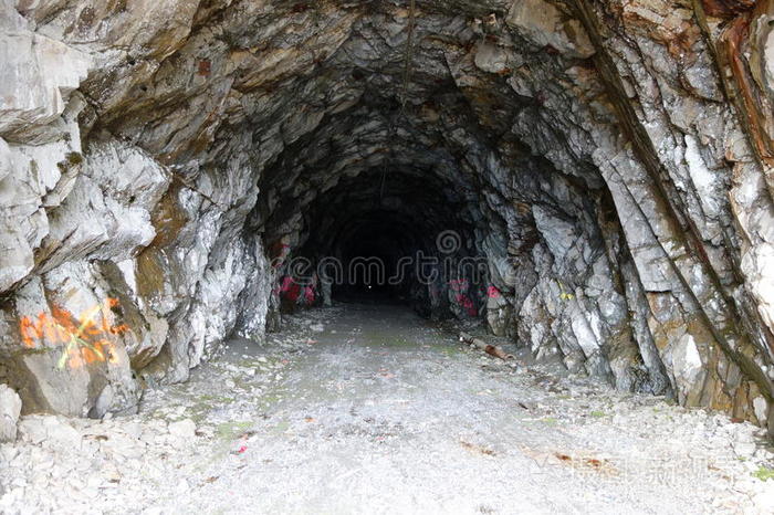 一个废弃矿井的入口