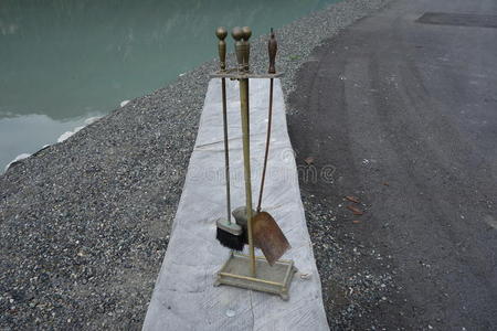 海边的一套烟囱工具。