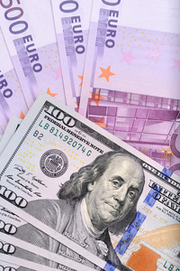 美元和欧元银行票据在桌子上
