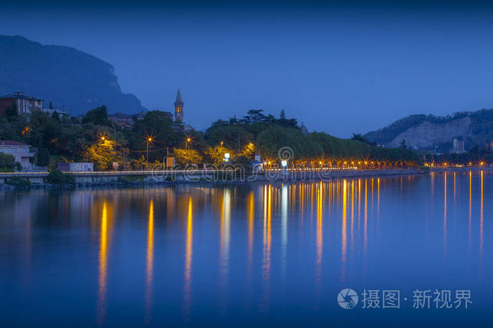 莱库市夜景。