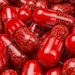 堆池红色胶囊片剂装满心形丸的药丸珍珠药品，印有白色印刷标签爱