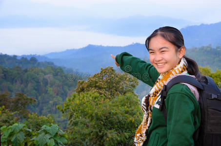 山上的旅游女孩