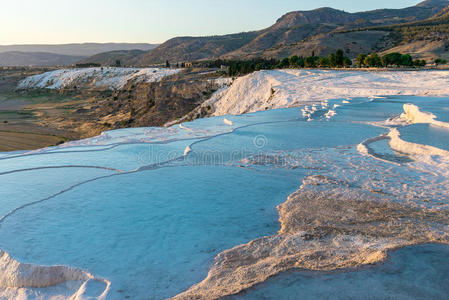 含蓝水的碳酸盐钙华，pamukkale