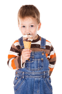 吃冰淇淋的男孩