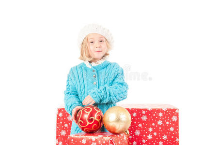 圣诞盒子里有个有趣的女孩拿着红球