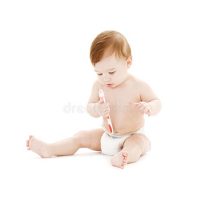 穿着尿布的男婴拿着牙刷